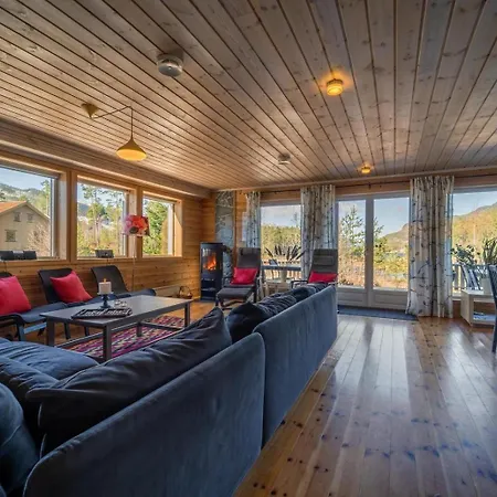 Lakehouse - 14p - With Sauna & By The Water *